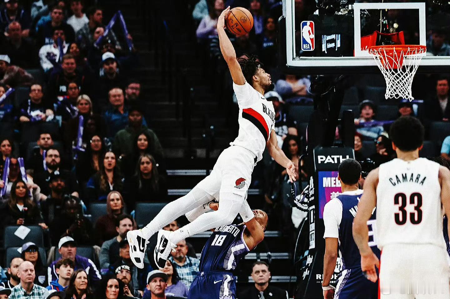 这球威少是补位过来的，并且站好了位置，更值得尊敬 