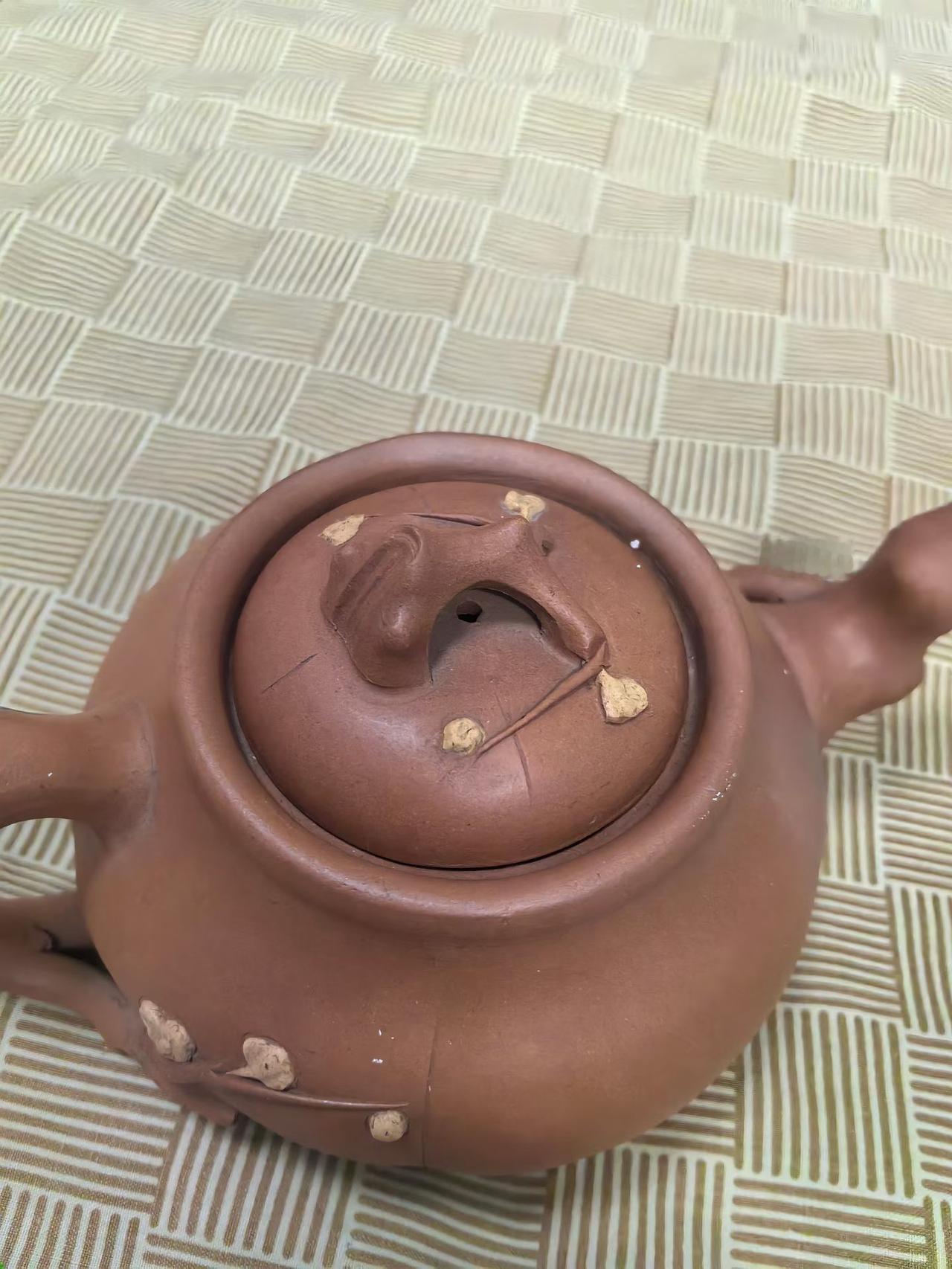 为这把古雅的梅桩紫砂壶，题一首适配的古典小诗✨
 
《咏梅桩紫砂壶》
古紫砂泥韵