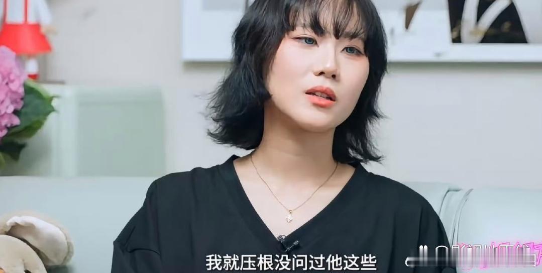 窦唯女儿自曝与父亲20年无联系窦佳嫄被问爸妈窦唯、高原的爱情，她称自己不知道也没