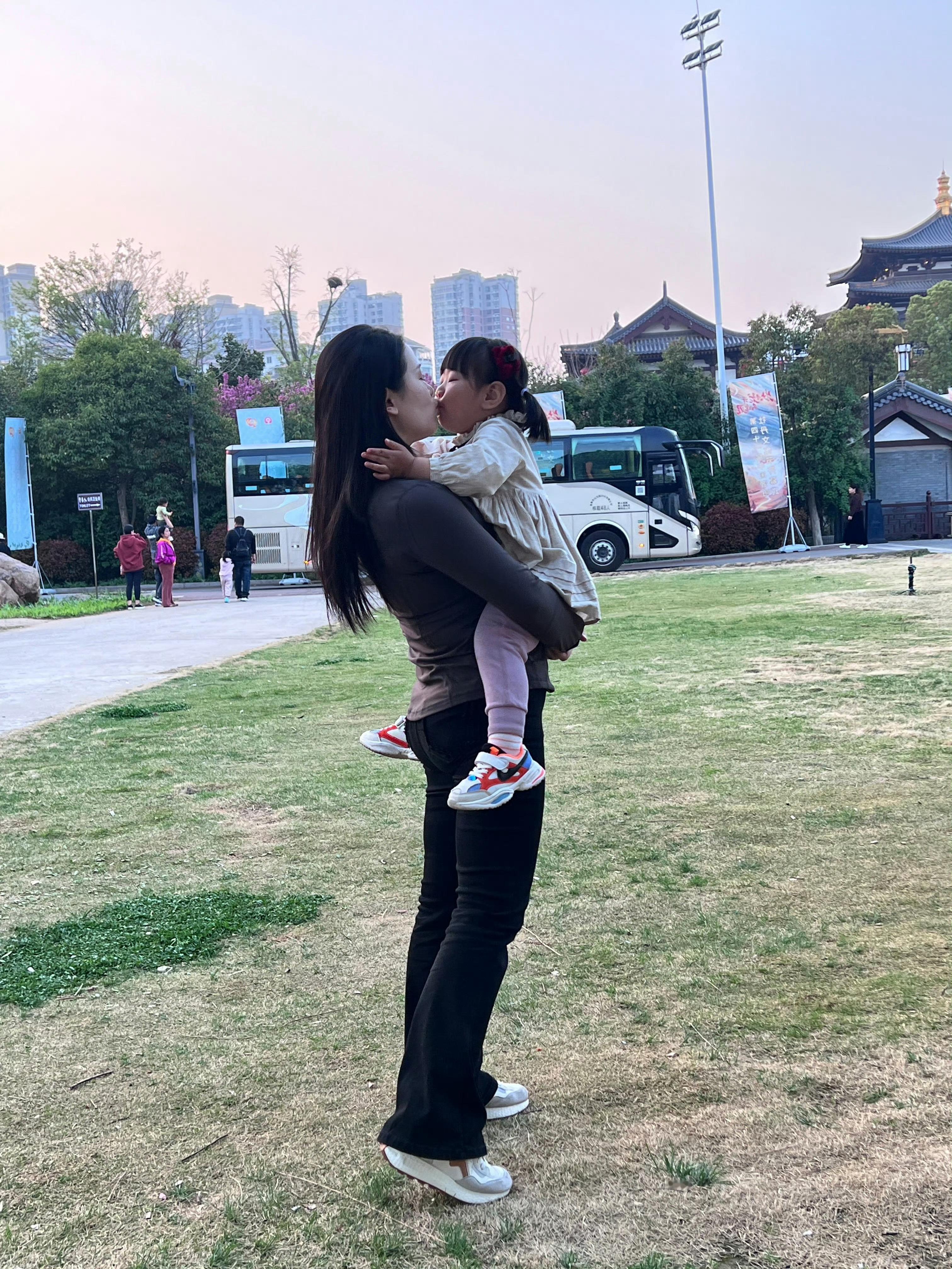 邓超帮我把妈妈拍成mv女主角是妈妈也是她 “妈妈 爱是你我之间必然存在的东西”一