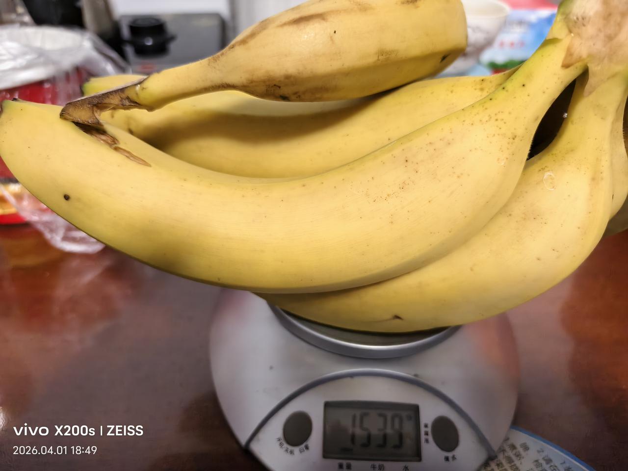 今天在集市的路边买的香蕉，超市里卖2.98元，路边卖2.5元，我没有讲价，买了香