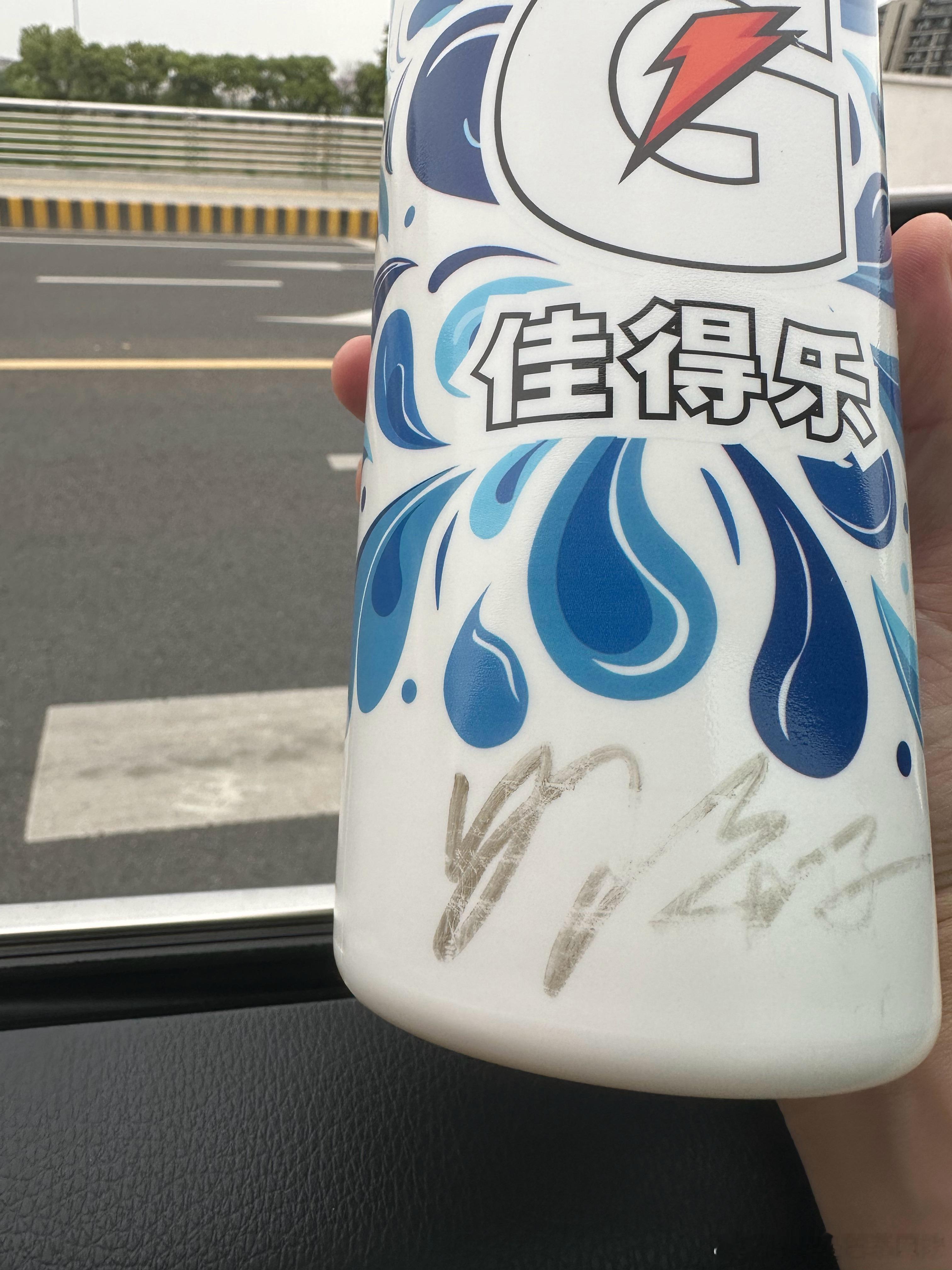 感谢🥹粉丝寄来的郑钦文签名✍️感谢🙏热心朋友 ；目前已有郑钦文和莱巴金娜签名