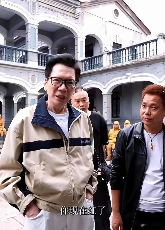 向佐说他拍短剧“有点信命”，
我看他是终于想通了，
拍了那么多电影他爹都没正眼瞧