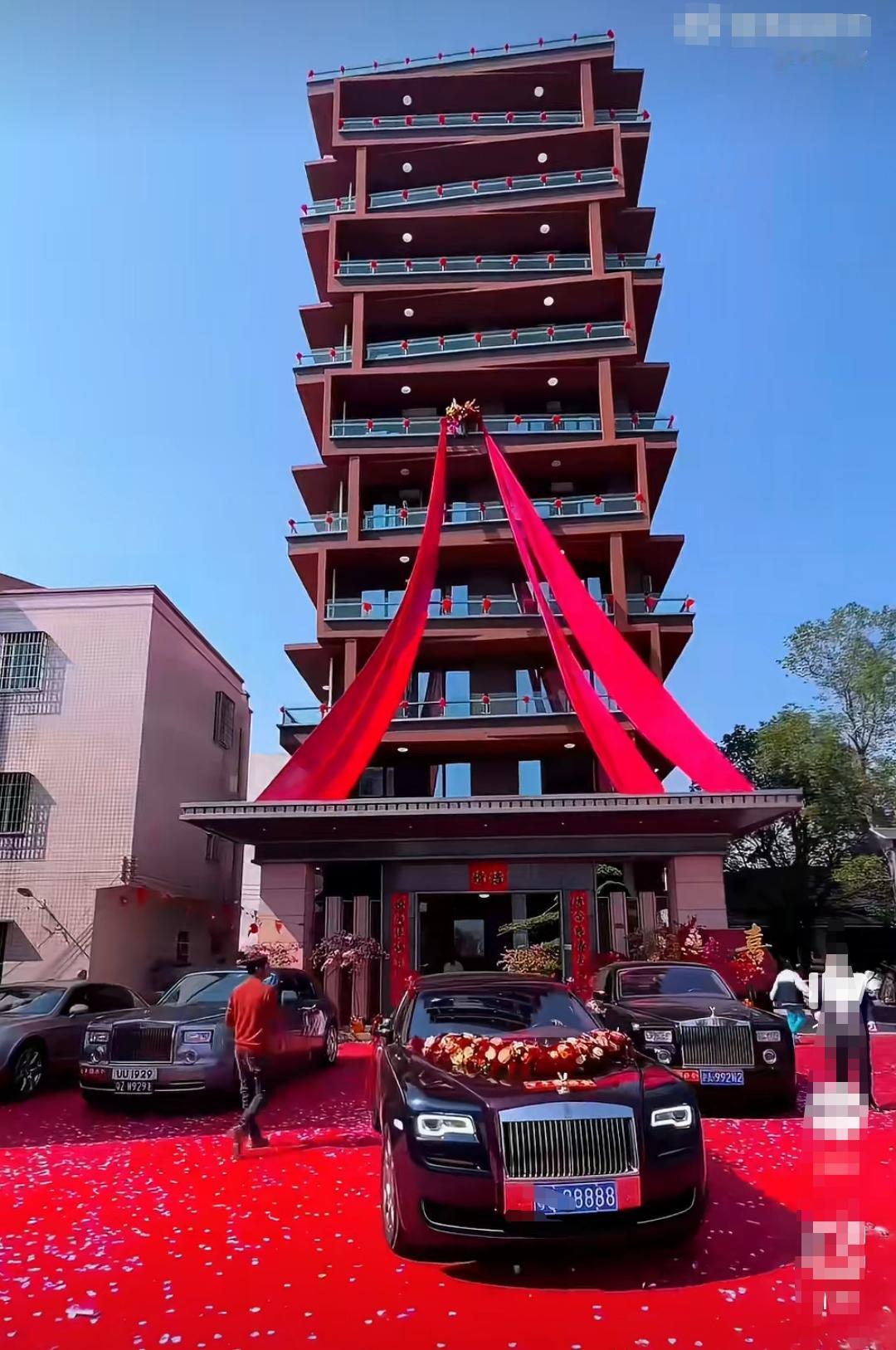 网友：这才是农村真正的豪宅——“十层宝塔”。[捂脸]