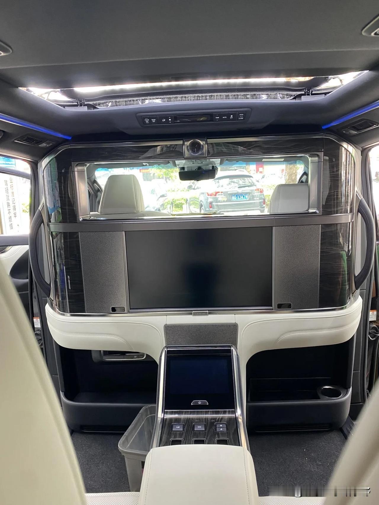 雷克萨斯LM四座版，看到这个内部状态，我丝豪不怀疑坐在这后面的人，实力会比开劳斯