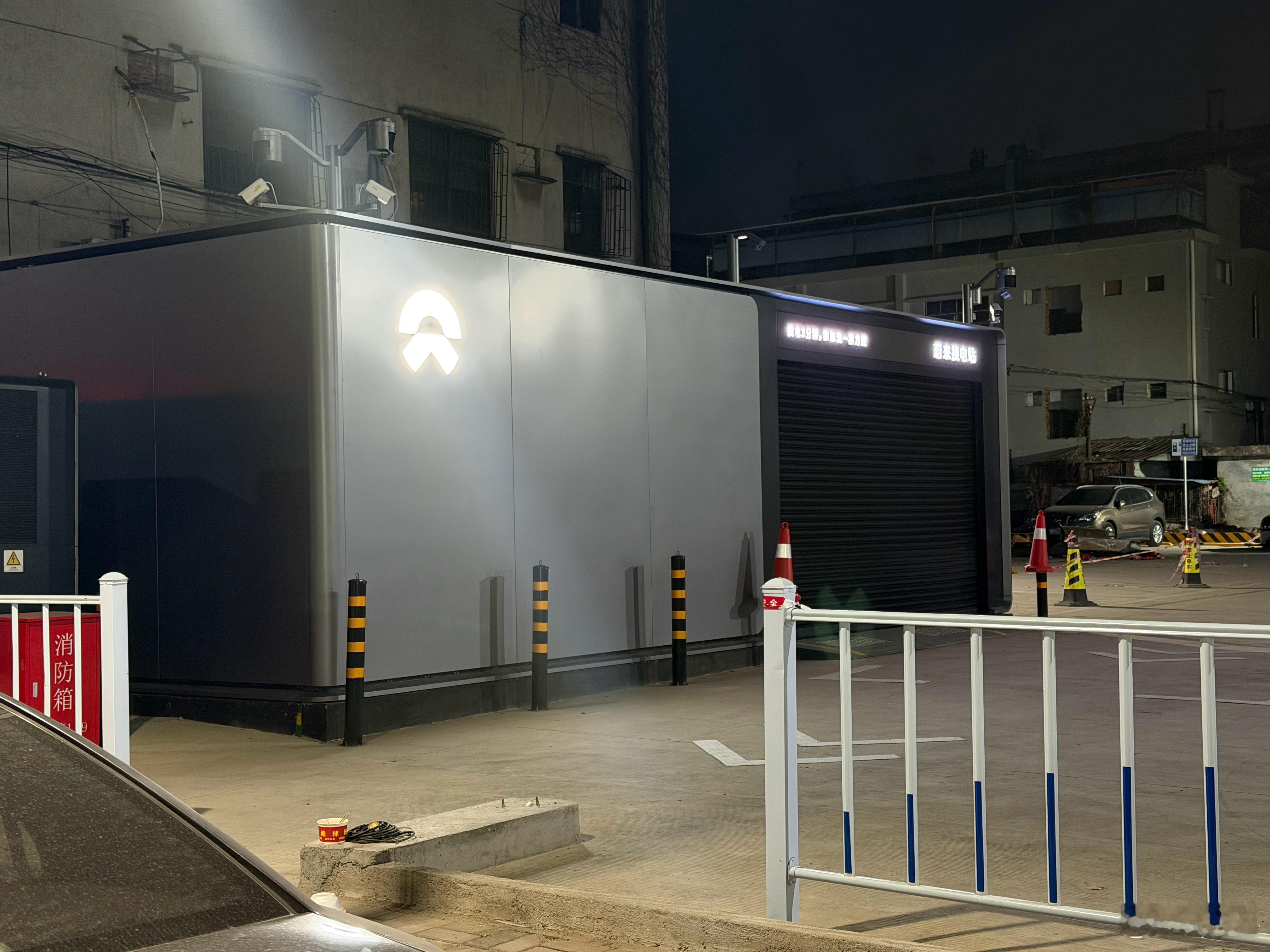 好家伙，今天出来散步，才发现家附近这块又多了两个换电站。一个是蔚来换电站，另外一