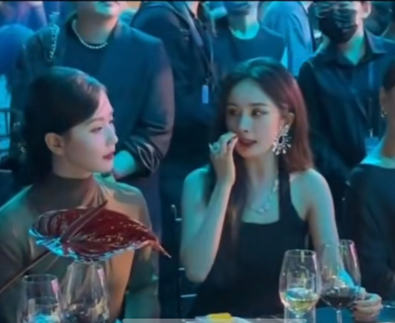 #杨幂刘诗诗在聊孩子#天呐，这个状态，就跟生活中的好闺蜜一样，而且又认识这么多年