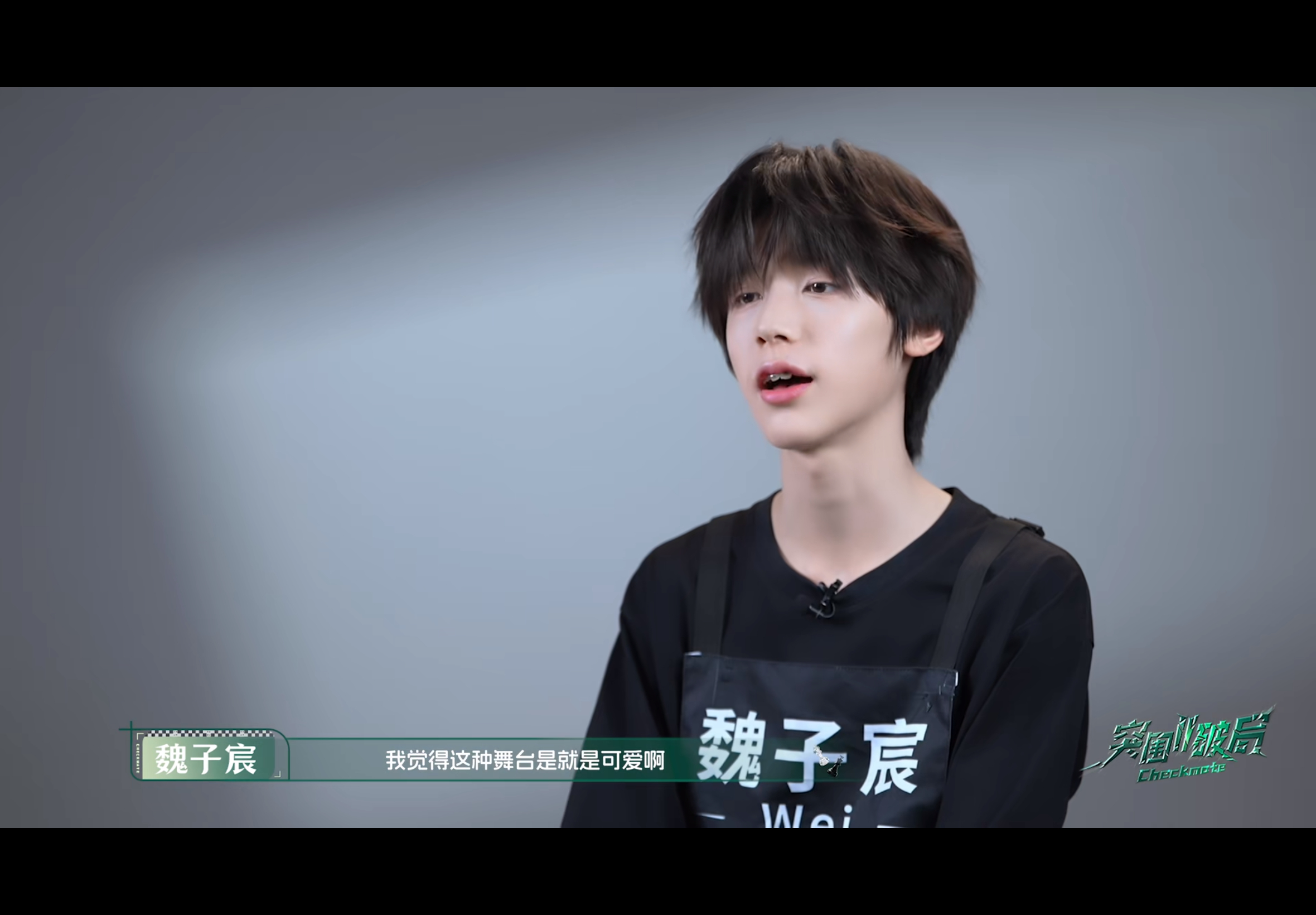 他好像知道自己很可爱 