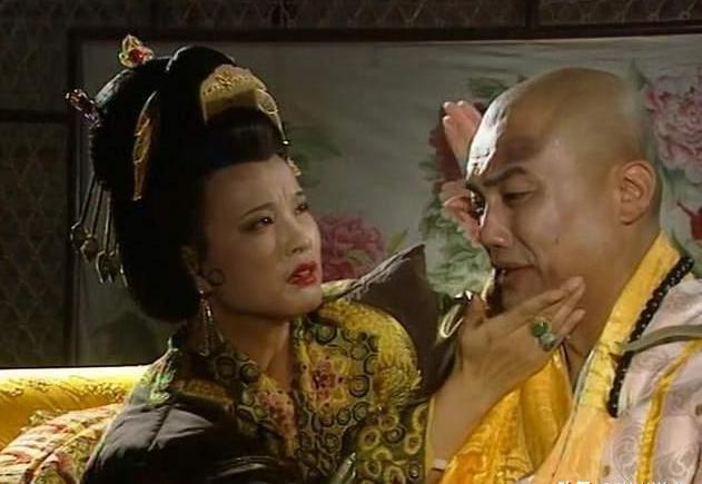 70岁的武则天宠幸沈南璆，薛怀义醋意大发，不再入宫服侍，还放火烧了明堂。薛怀义摆