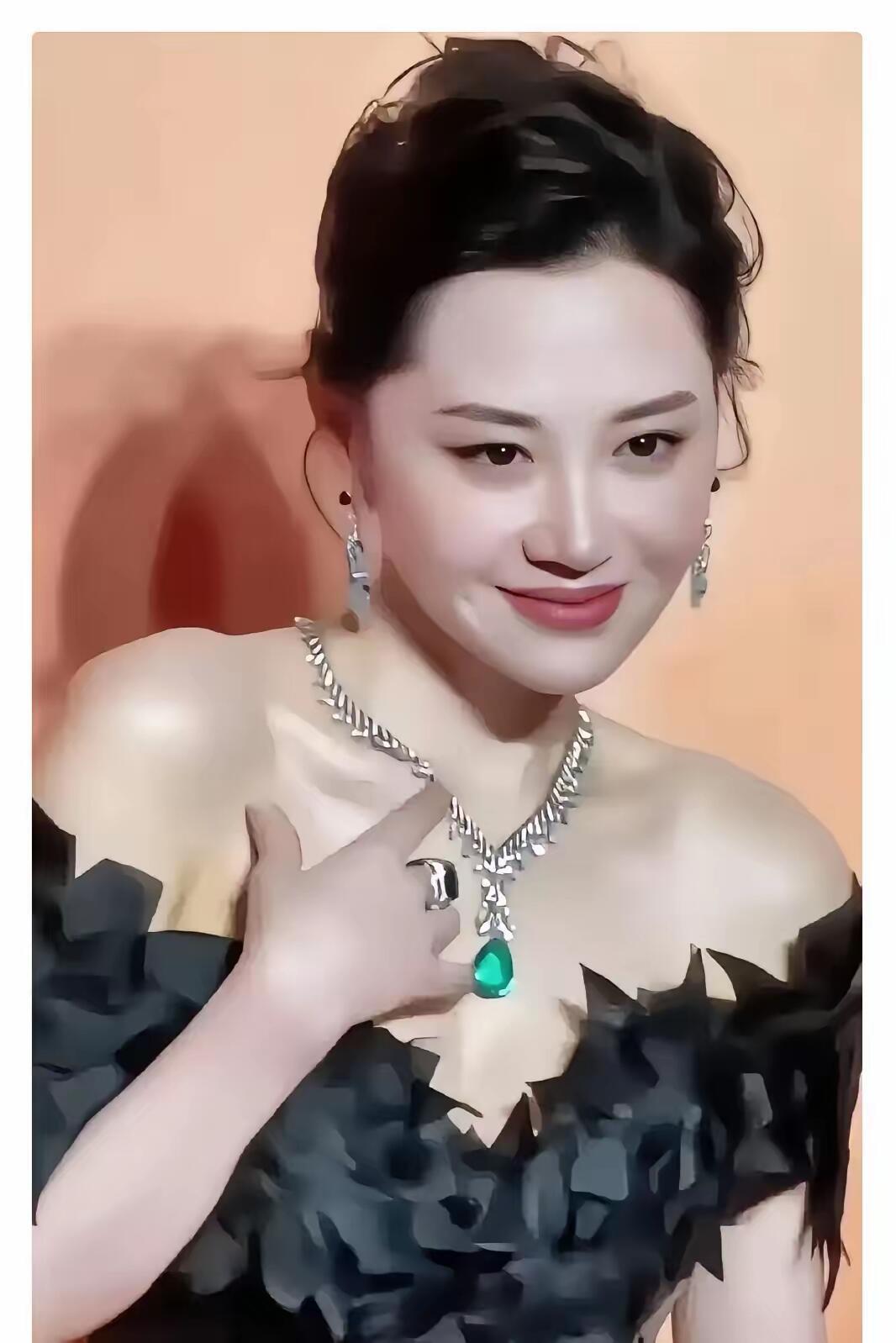 很多人口中的徐晴，实际是许晴。她能火几十年，老少都吃她的魅力，不是单靠一张脸，是