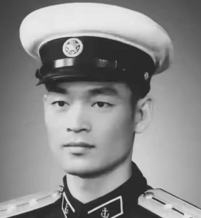 1948年，19岁穷小子硬闯军区大喊找爹！许世友冲出一看，浑身发抖泪崩当场
 