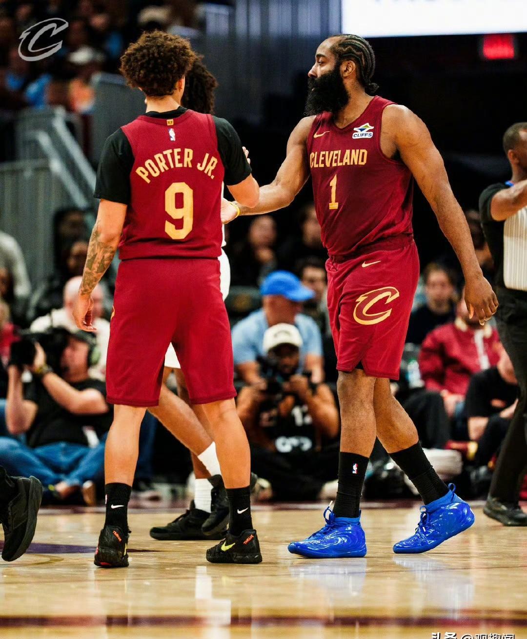 米切尔崴脚，哈登末节发力！全场34分钟砍下28分7助攻，状态火热