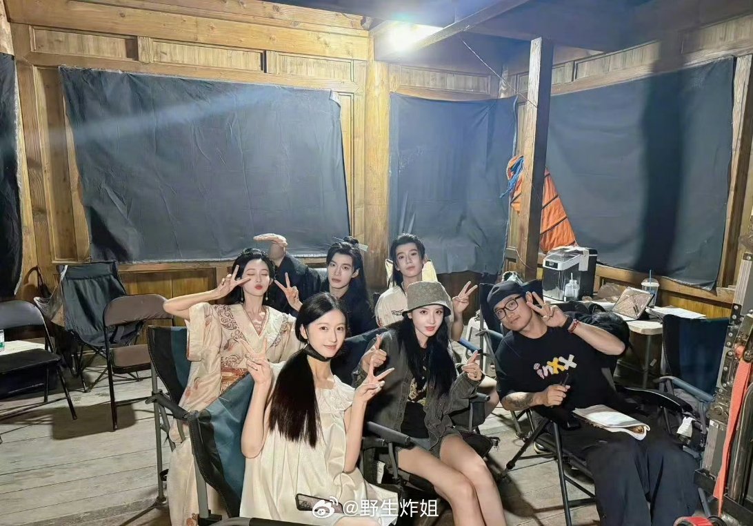 看到了孟子义跟何与的活动合照，真的是百花杀一周年的售后啊，时间过得也是很快了，你