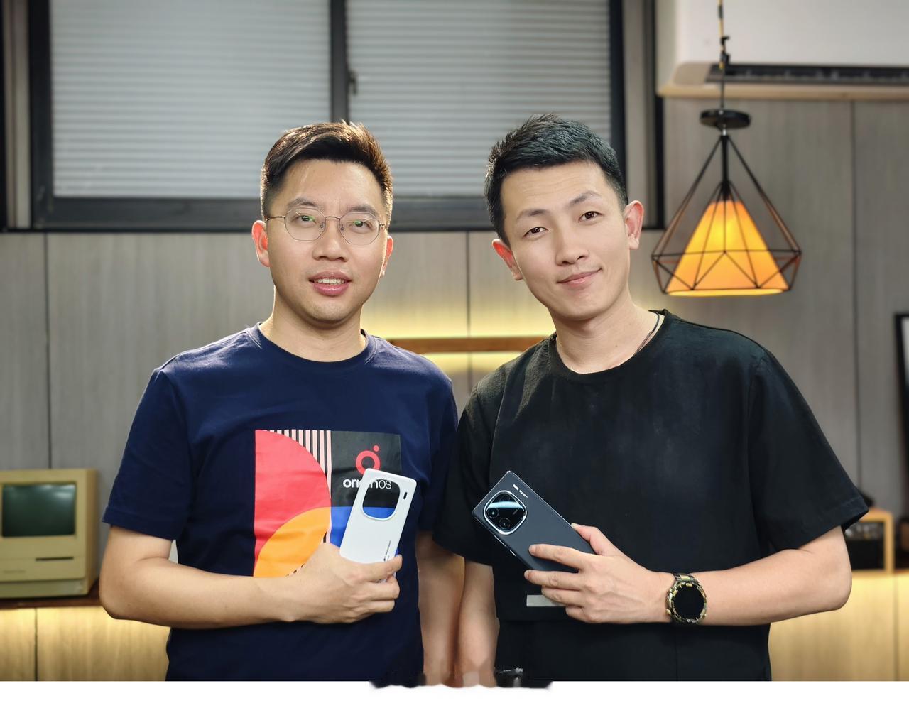 想试试 iQOO 新手机咋样，把@戈蓝V 喊过来交流学习一下。

玩了一会游戏，