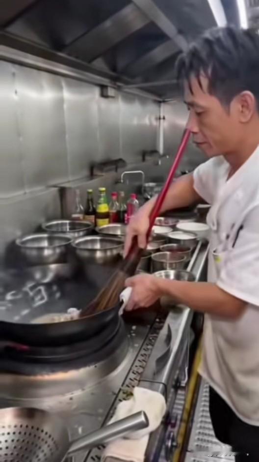 舌尖上的底线，岂能如此践踏
 
近日广东佛山一餐饮门店后厨乱象曝光，厨师公然往滚