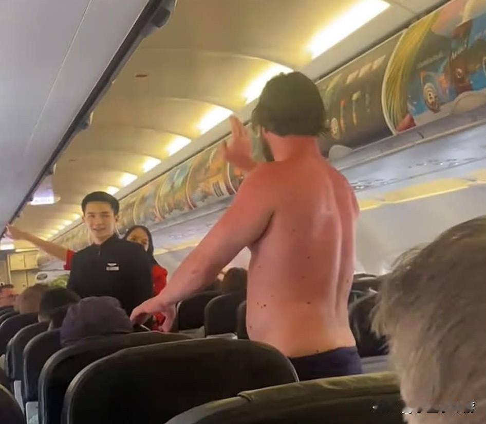 男子醉闹曼谷航班机舱 ，脱剩内裤挑衅空姐“决斗”！

据外媒报道，一名俄罗斯男子