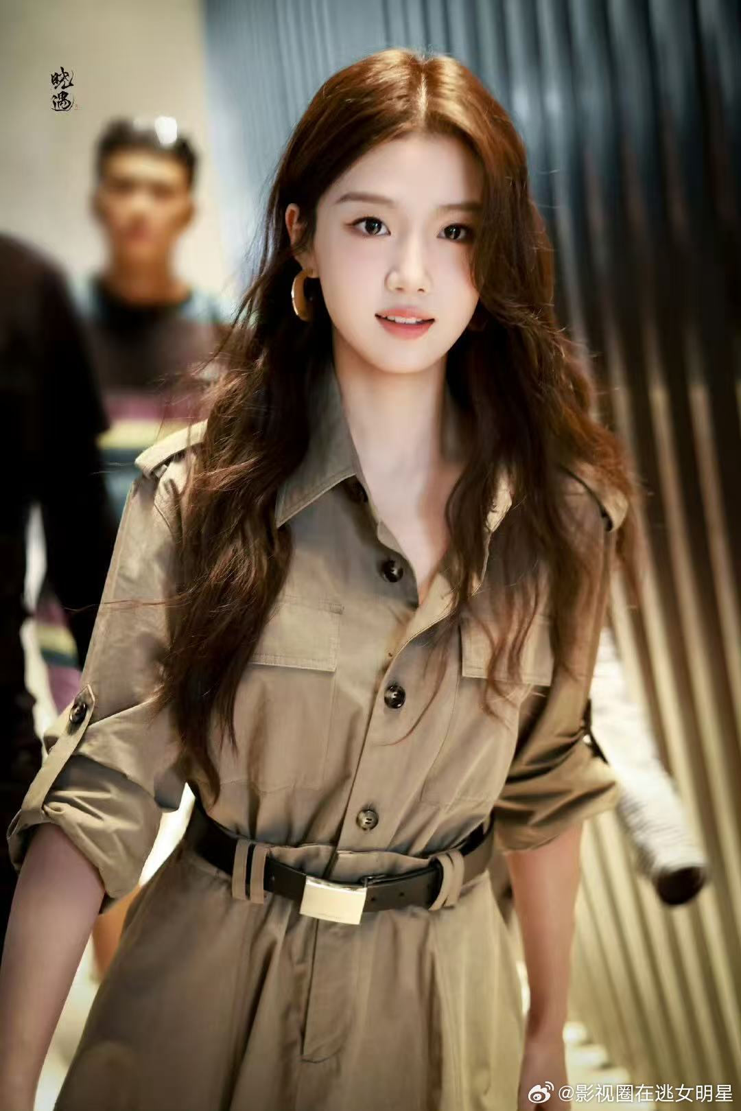 卢昱晓棕色风衣look ​​​韩剧女主降临～卢昱晓今日线下活动穿搭太美啦！棕色风