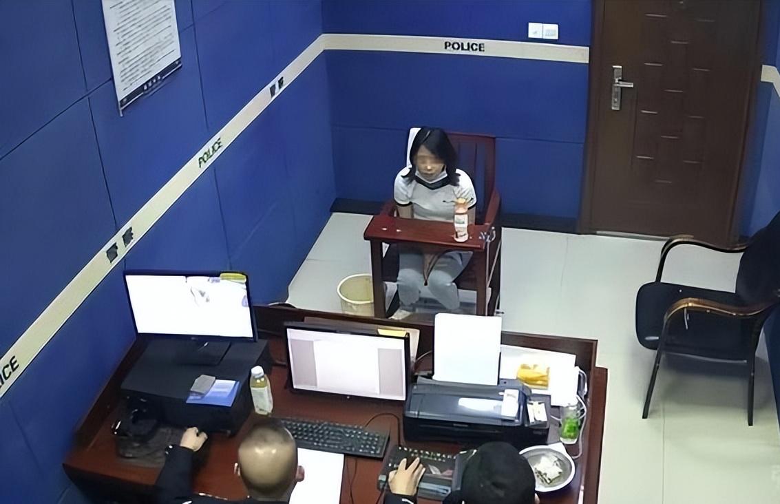 江苏张家港，一女接警员报警称自己的丈夫在嫖娼，希望安排警员过来协助抓人，然而中途