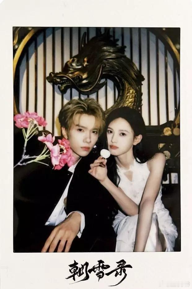 李兰迪敖瑞鹏双人拍立得释出，甜蜜依偎氛围感十足。 ​​​