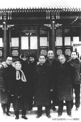 周恩来与李愚如等学友合影