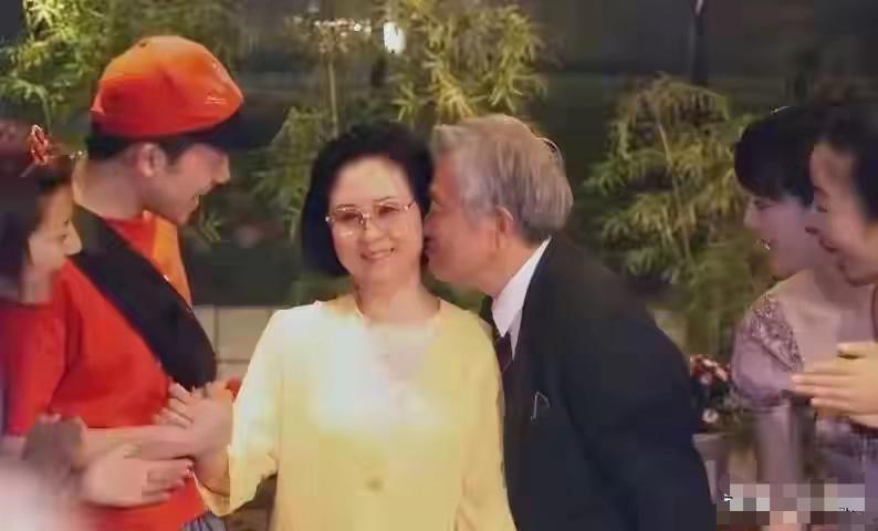 亲吻摇钱树


啊，好不容易有这么个摇钱树啊


这下子可以挣好多钱给自己孩子啦
