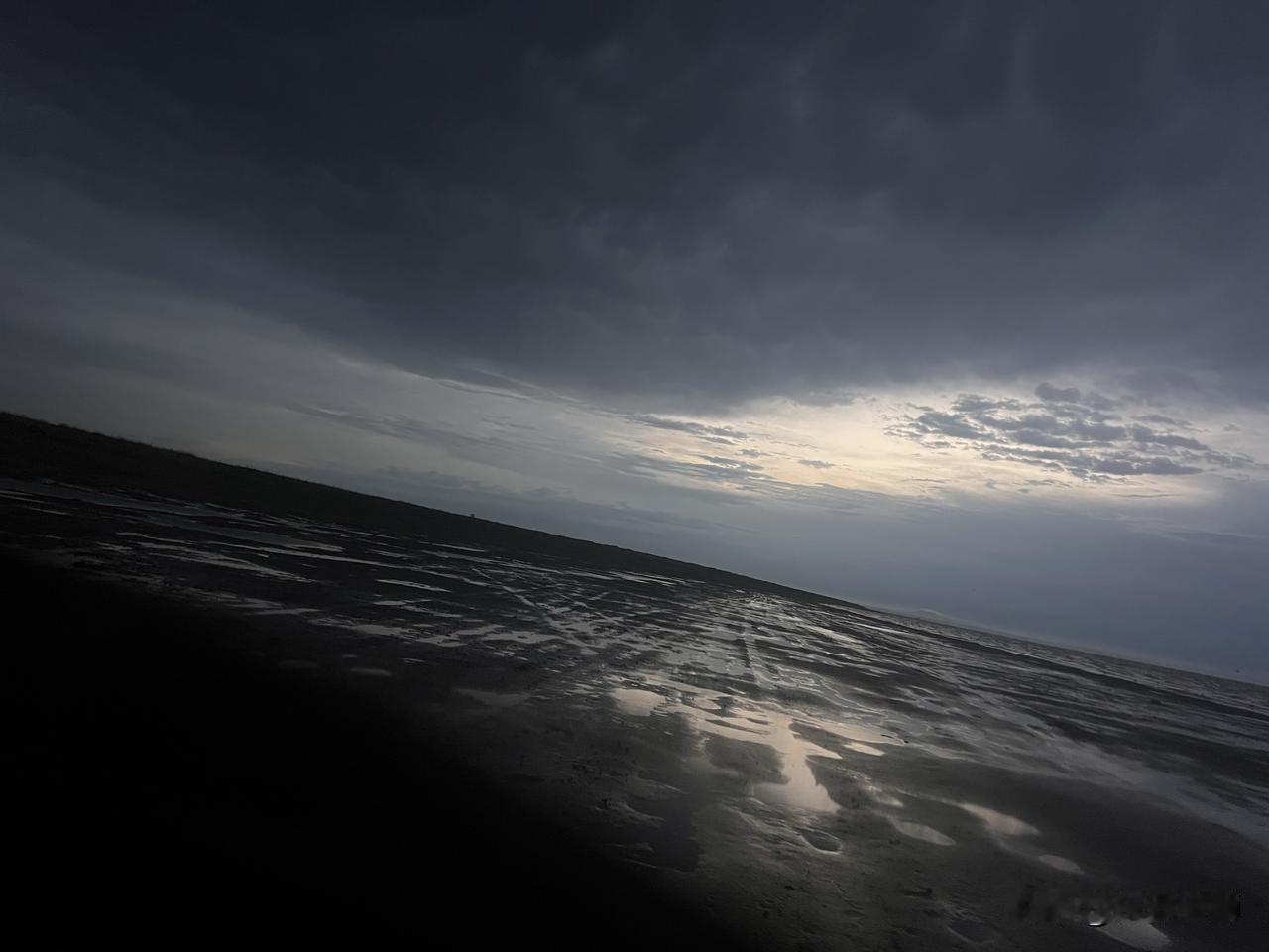 分享一张相册里随手拍的天空破晓时分[灵光一闪]