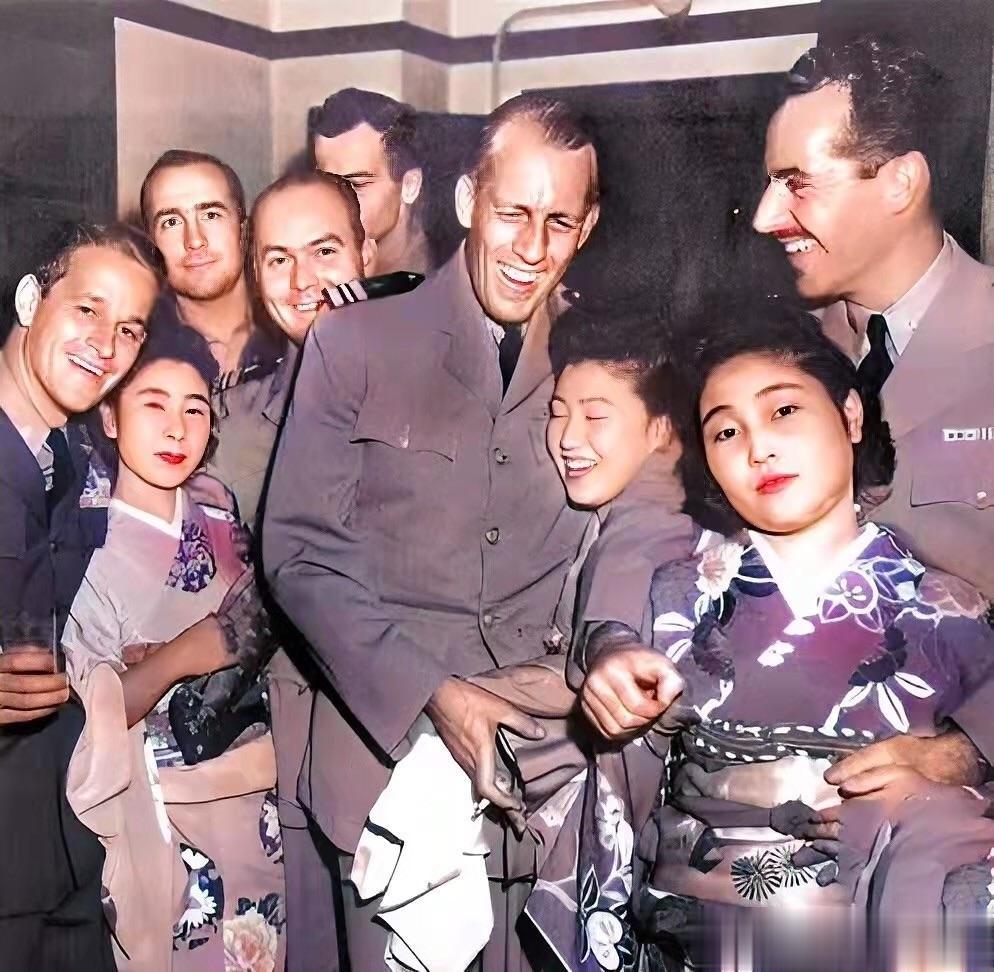 1945年，日本宣布投降后，驻扎在日本的美军士兵被一群身穿和服的日本女人围绕，这
