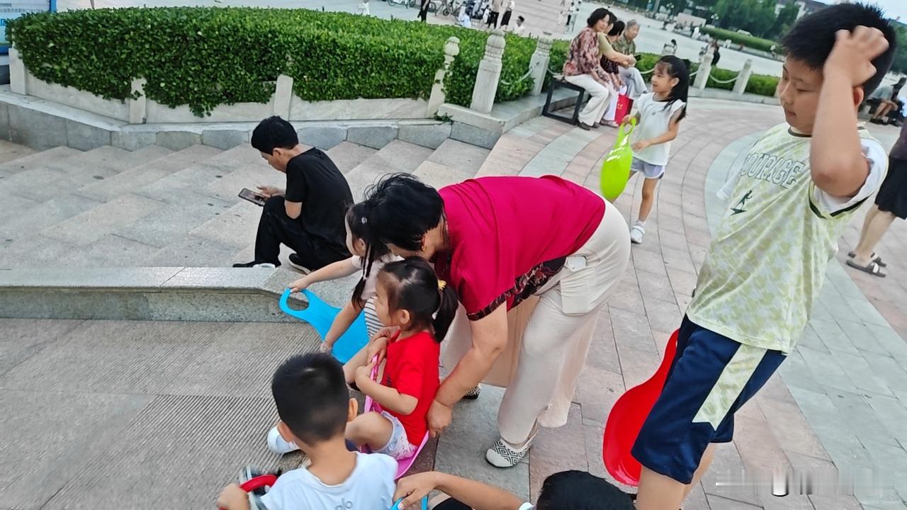 支持韩红老师是一个民族的良心！尽管她不完美，有缺点，但在大灾大难面前，做了那么多