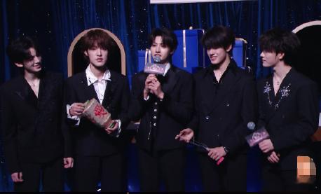 登陆少年组合抽到姚晨的礼物《微博之夜》明星互换礼物环节中，登陆少年组合（成员朱志