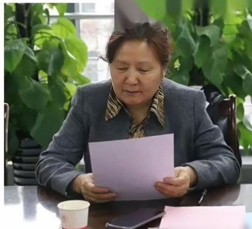 好奇查了一下当初指导贾浅浅并通过这篇有问题的论文的是哪位导师

说真的跟高校学术