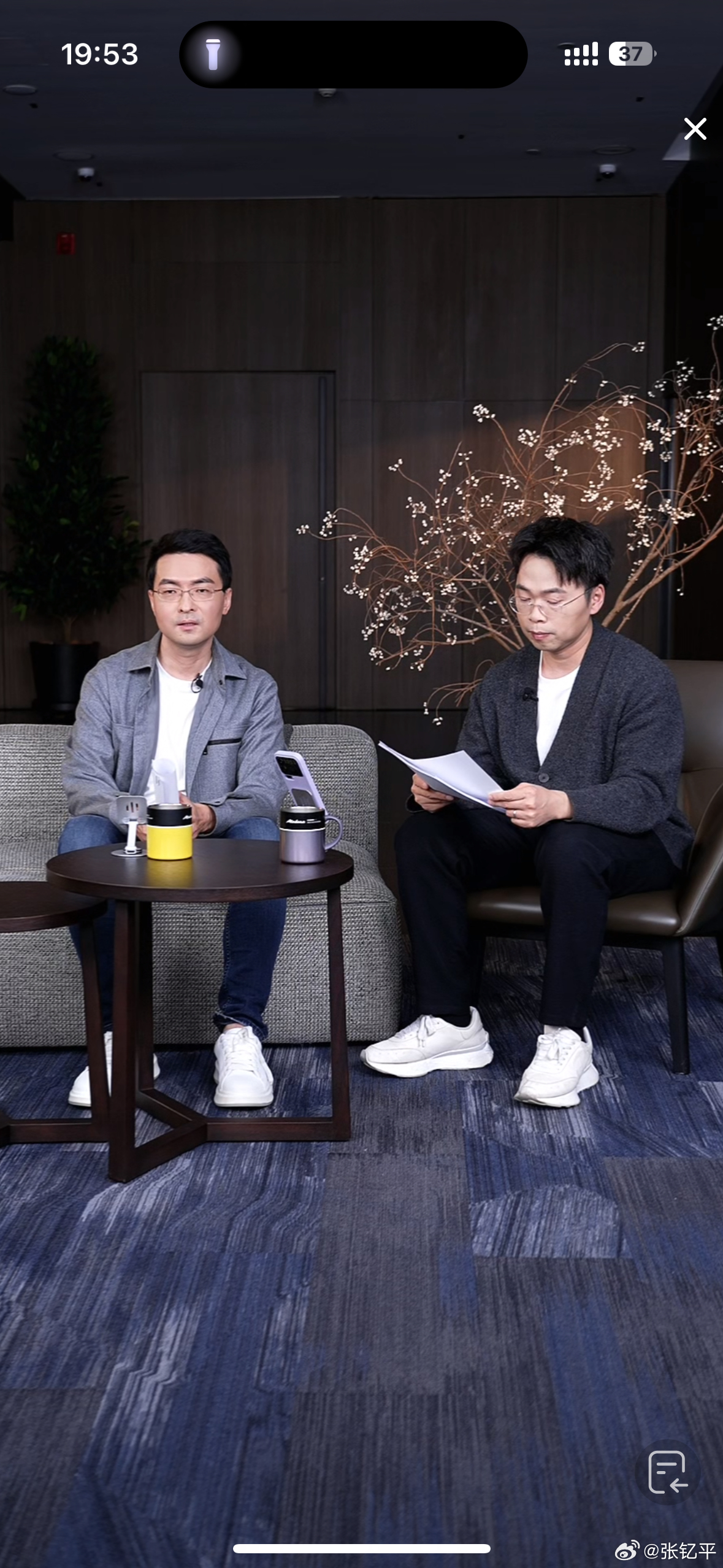 提前进直播间看了眼，居然没有雷总。退出了，再等等。