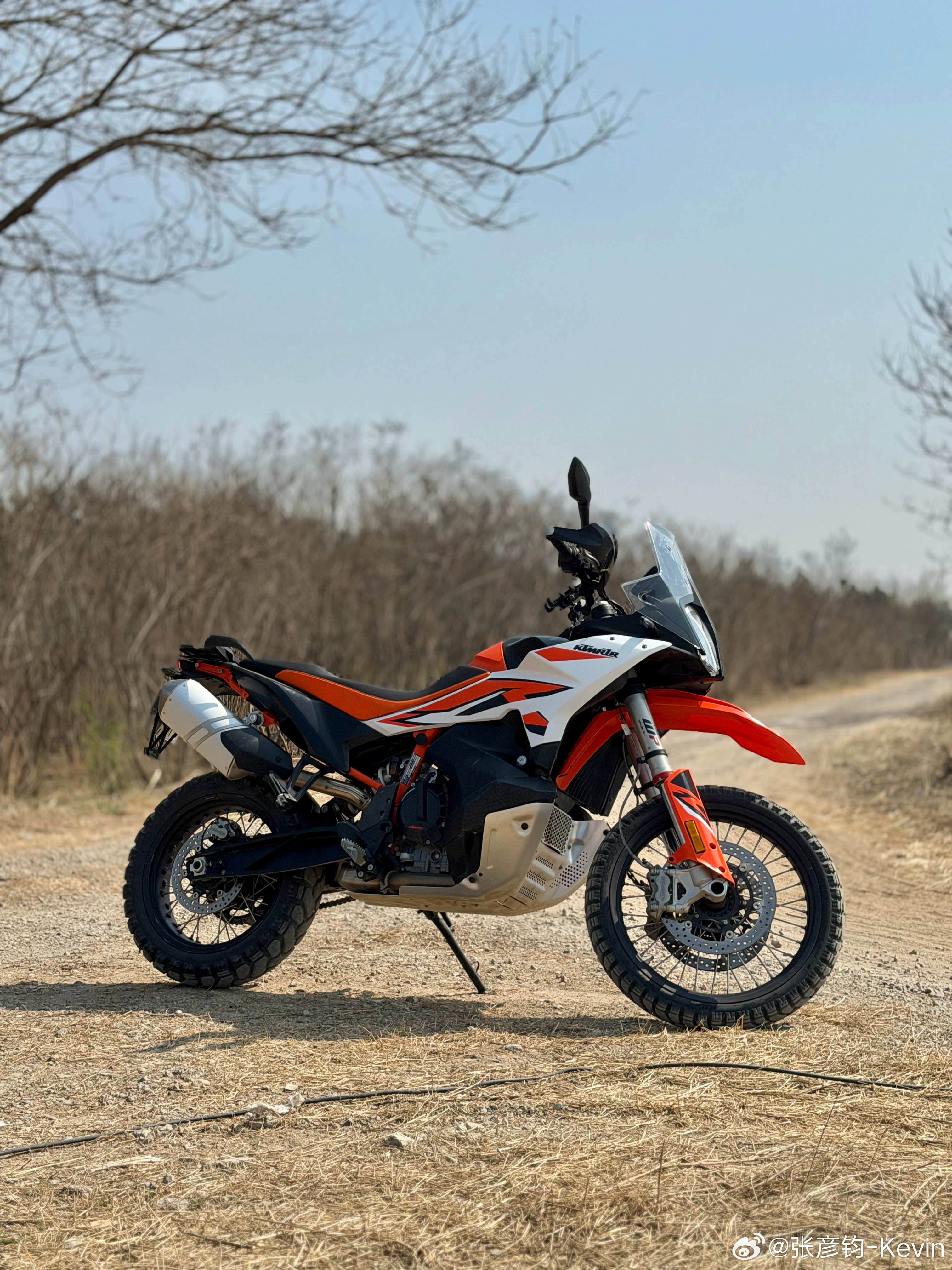 今天骑了半天KTM 790 ADV，下午换了胡斯瓦纳901，这俩车性格差异还挺大