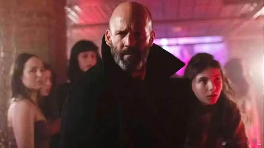 杰森斯坦森现役动作法拉利这个称号也太贴了！他本身就爱法拉利超跑，银幕上的动作戏又