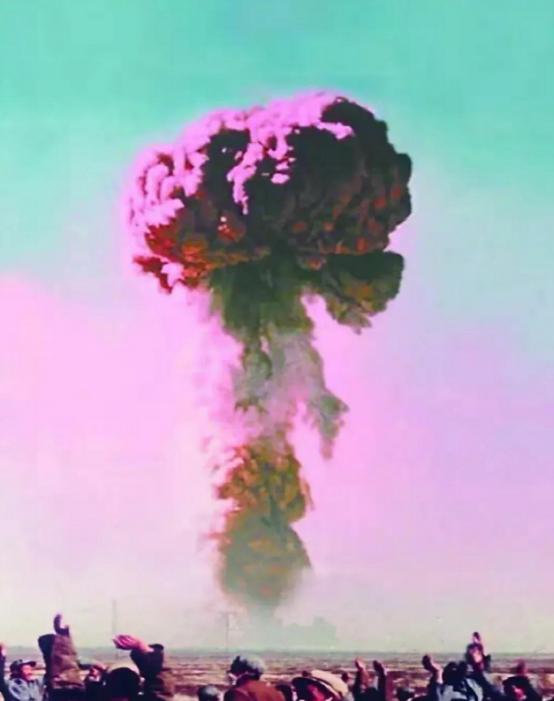 1962年8月，英国首相麦克米伦突然签下密令：如果中国武力收回香港，立即对其发动