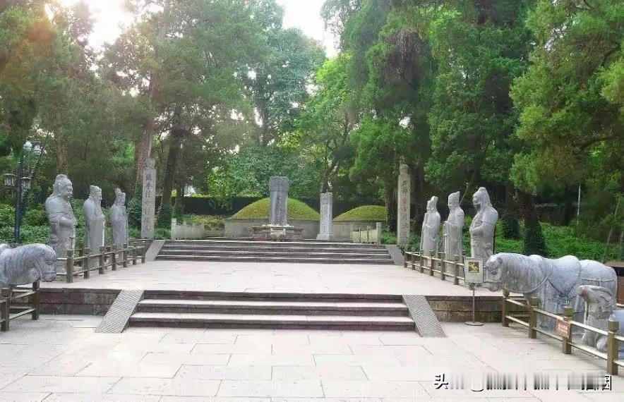 岳飞墓作为中国历史上的一个重要地标，承载了丰富的文化和历史意义。它不仅是岳飞这位