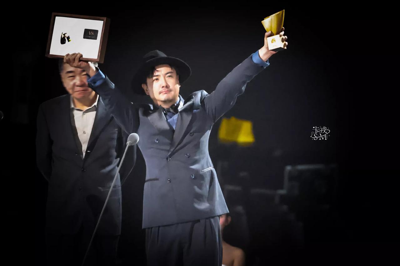 仔细看:这下全世界都知道沈腾戴假发了
沈腾:奇了个怪！你们咋都知道我戴的假发?