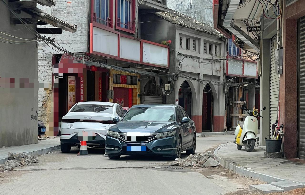 【玉林某地老街变成了汽车的停车场】

5月17日，据网友爆料称：玉林市某地的一老