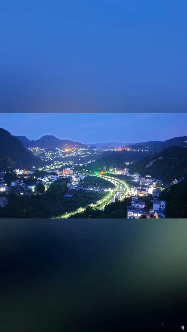 云南镇雄大湾镇罗甸夜景太美了在云南傍晚的风裹着栀子花香吹过阳台，冰可乐的气泡在玻
