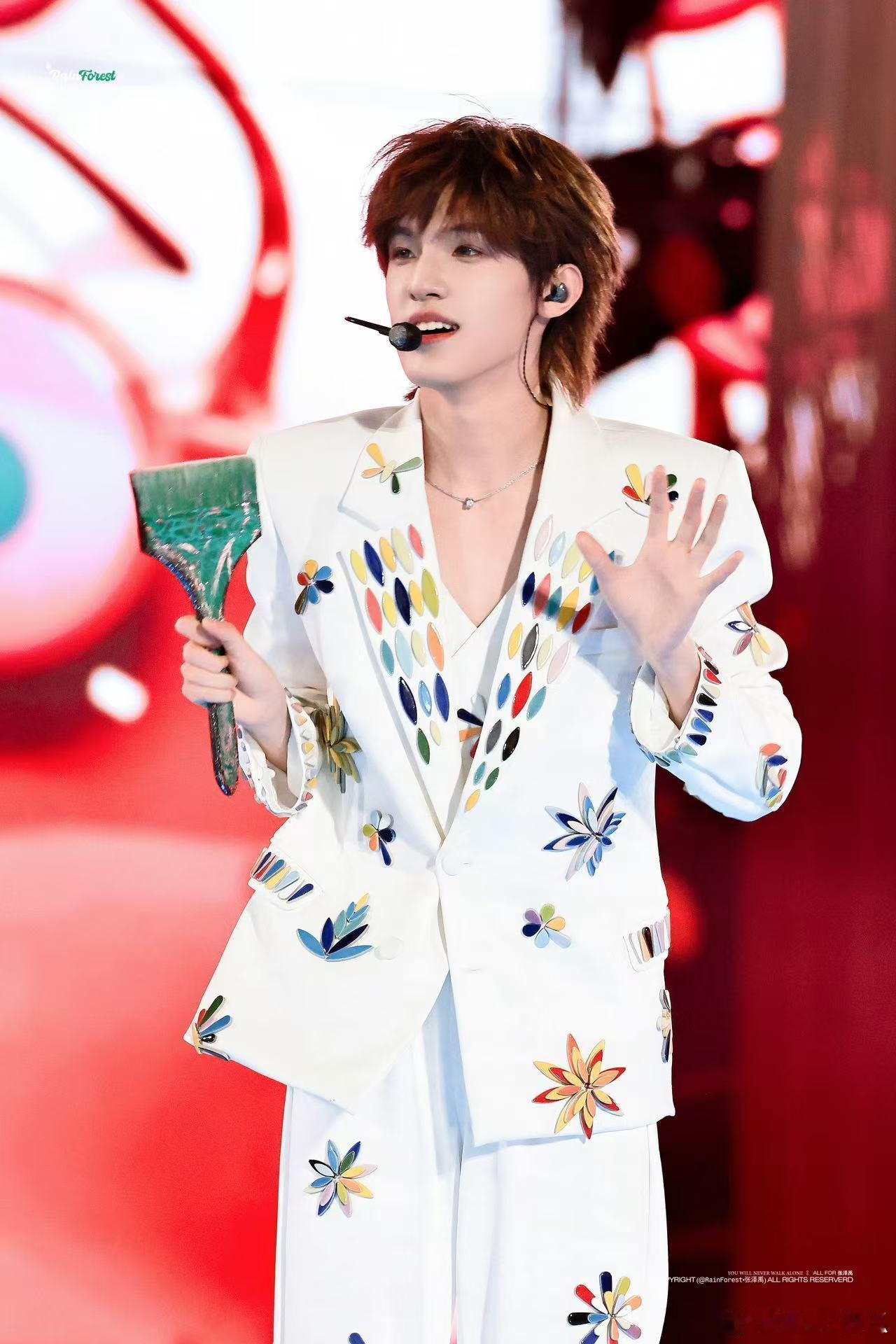 张泽禹新音挑染 人一旦粉上张泽禹就完了，新音挑染造型帅出天际，这辈子就是他的忠实