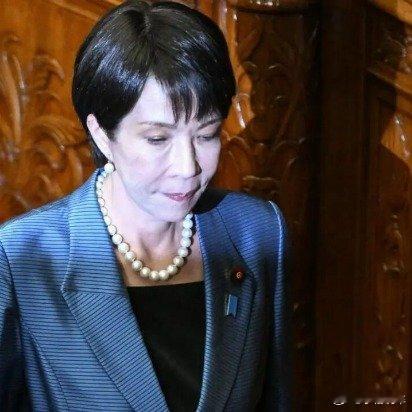 好好的和平路子不走，非要大幅涨军费、搞攻击性武器，甚至打台海的主意，这不就是往军