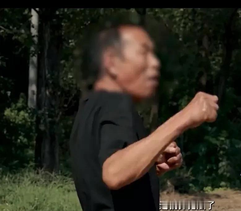 在内蒙古通辽，一名男子在当地的牛肉厂打工，意外卷入了一场牛粪风波，他把令厂长头疼
