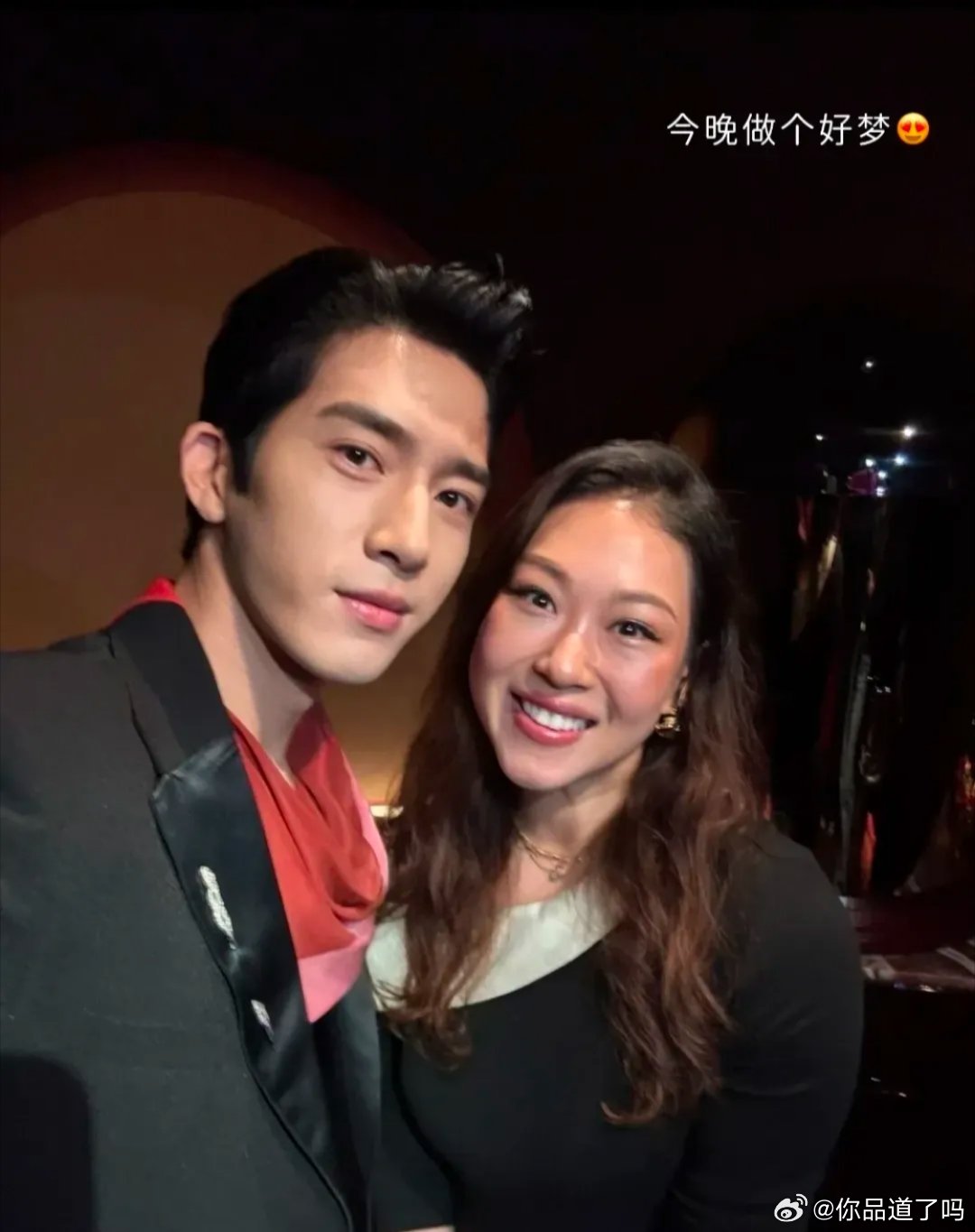 何超琼的干女儿曾昭怡晒出和井柏然的同框合照，谁能想到白富美追星也和普通人一样，满