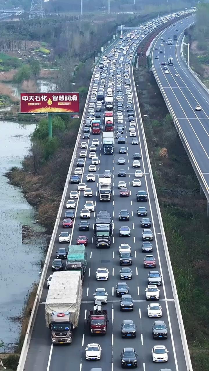 清明时节一眼望不到头的回乡长龙，是独属于属于中国人的传承和浪漫！