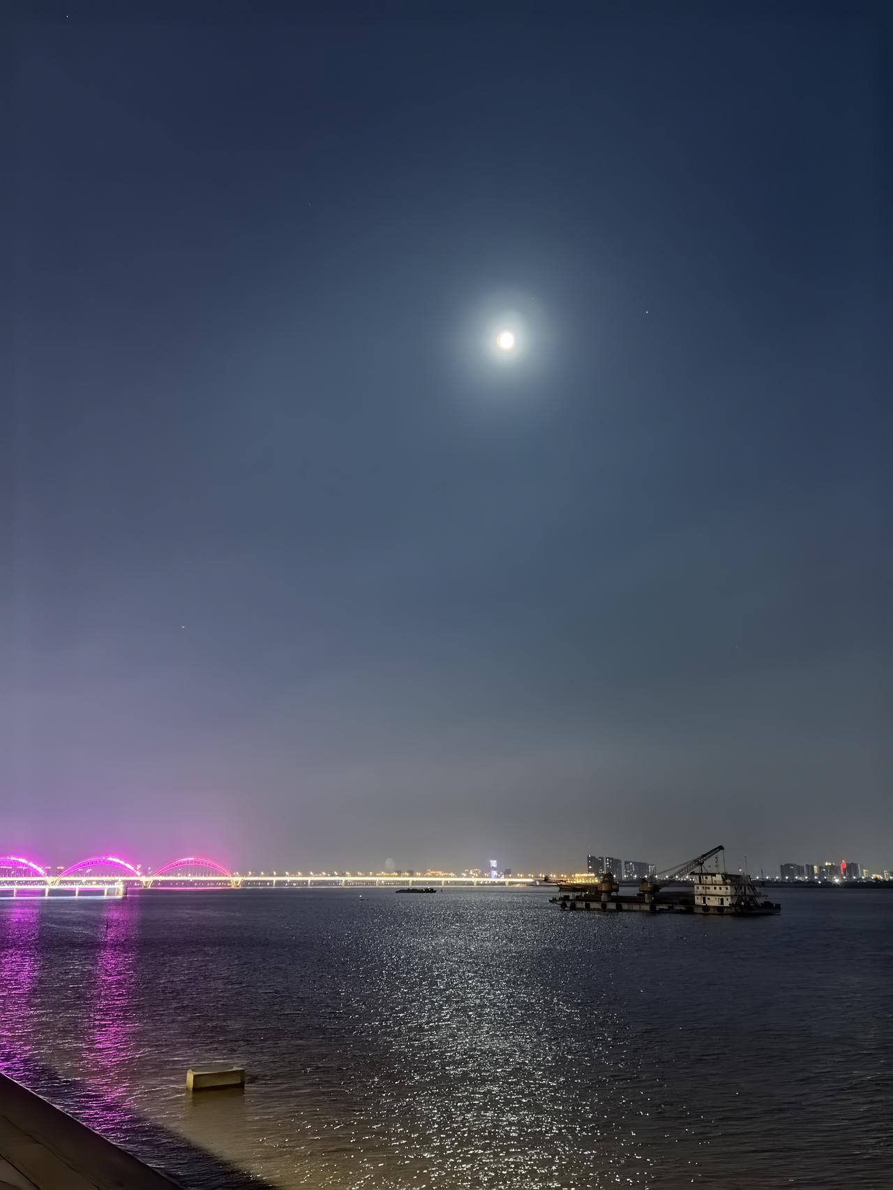 七律·中秋夜
李白举头明月望，
东坡把酒问青天。
银辉遍洒远山静，
玉露轻沾野菊