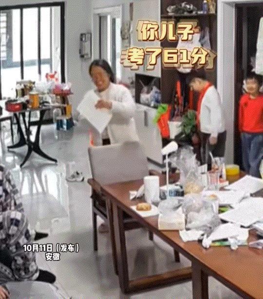安徽，一户人家，只因男孩考试考了61分，终于及格了一次，全家人高兴得欢呼雀跃，这