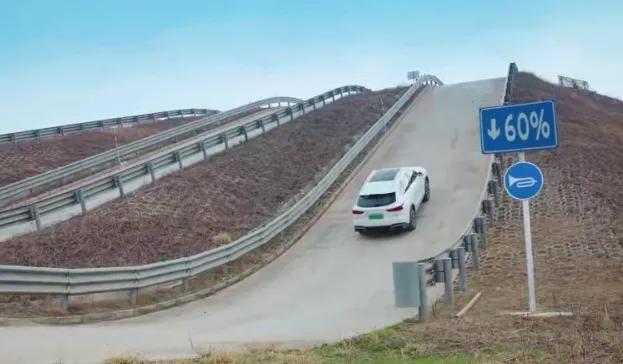 “龙序列”主打车型哈弗枭龙MAX将于5月中旬重磅上市
 
经历了过去一年的车市寒