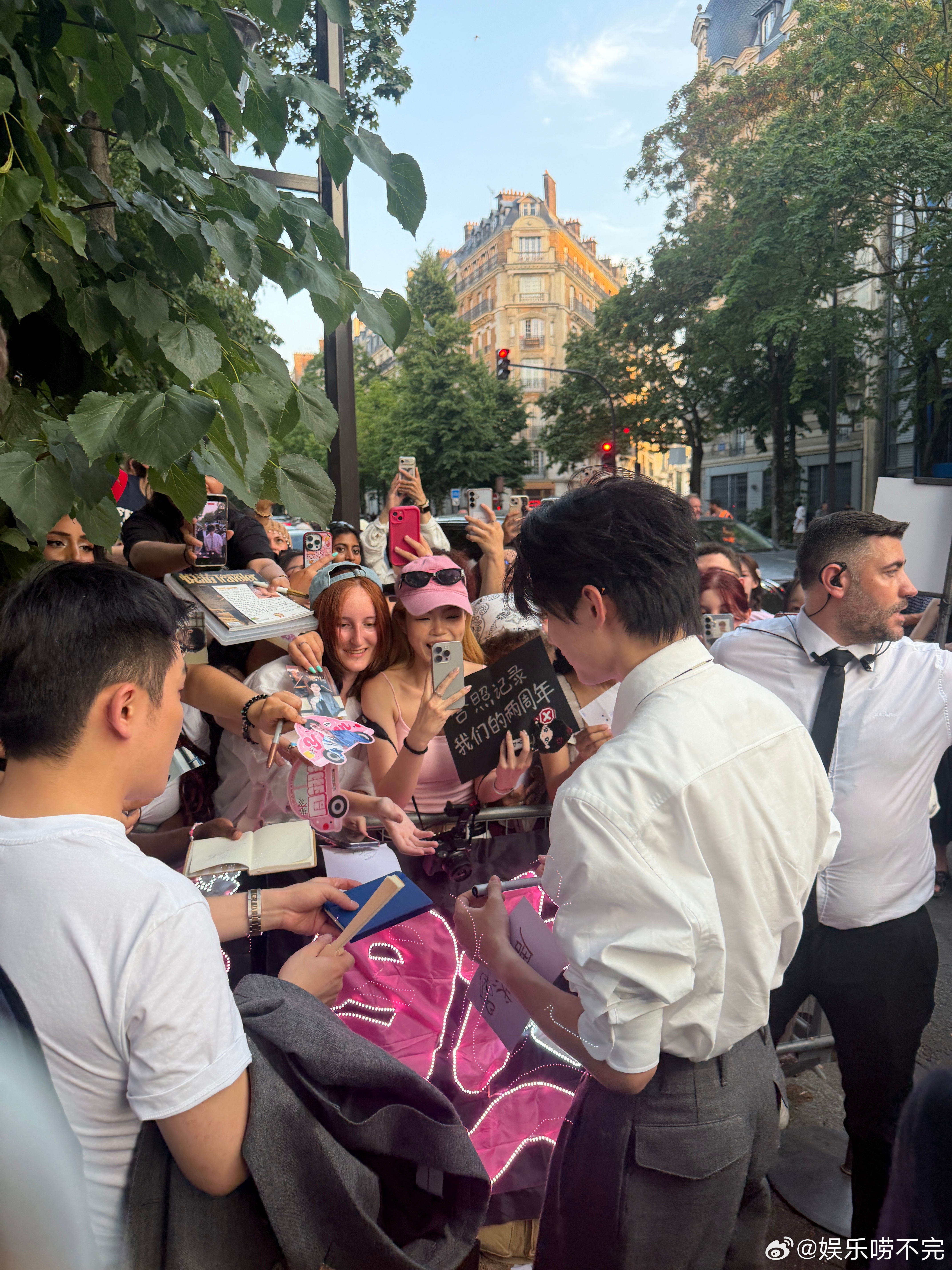 周翊然亮相巴黎男装周，这么多海外粉丝？！不停在签名……周翊然崔宇植同框握手