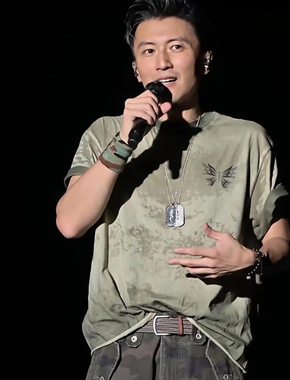 7月11日，谢霆锋现身郑州演唱会舞台，穿搭暗藏对王菲的款款深情，衣衫前后都印有蝴