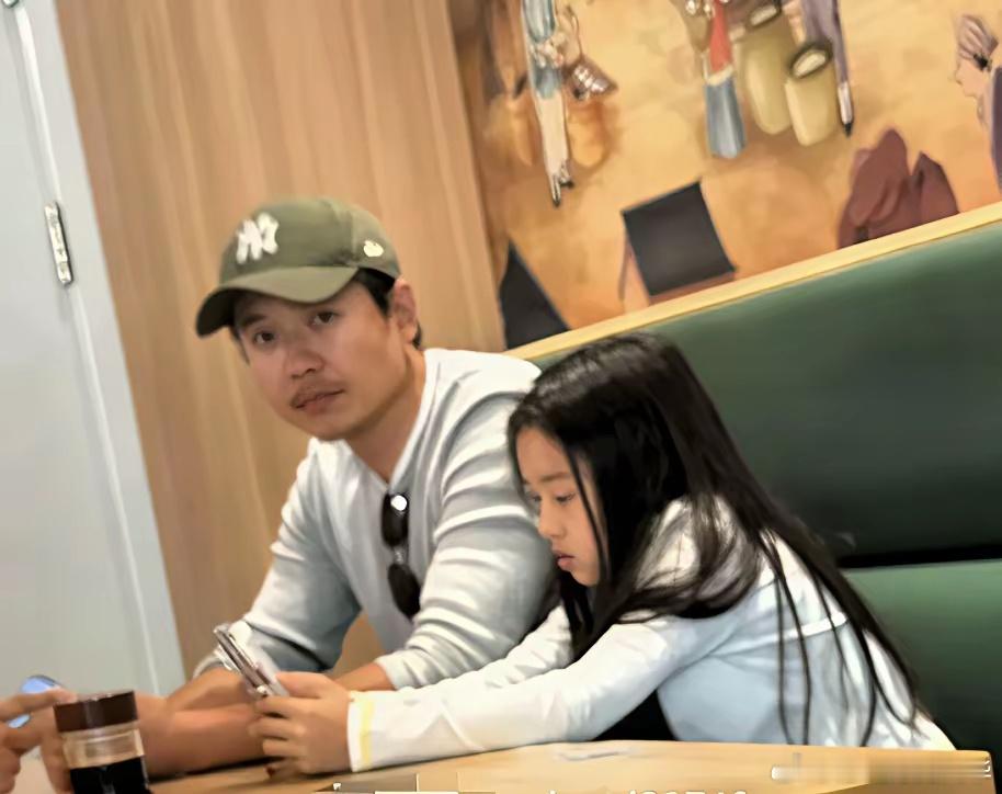 高云翔还是根据自己的实力，带女儿小酒窝去吃饭的，去的地方也不是特别昂贵的。以前都