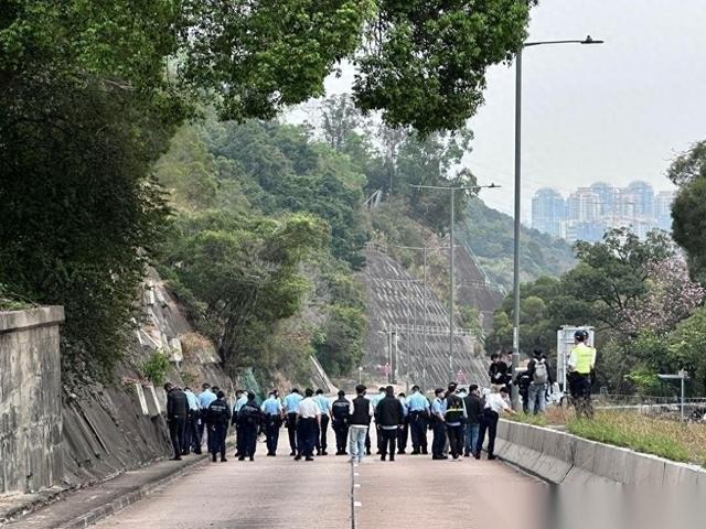 大半夜的香港街头，一个没留过案底的建筑工人，突然拎着刀从草丛里窜出来砍警察。胡椒